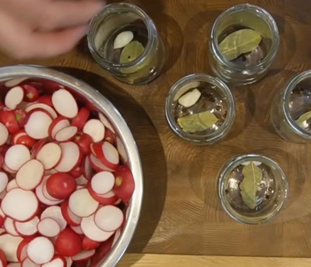 Recept na nakládanou ředkvičku. Ideální do sendvičů.