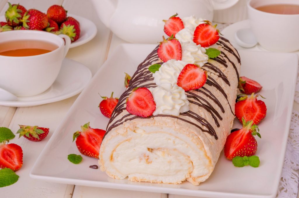 Biscuit roll with mascarpone cream and strawberries