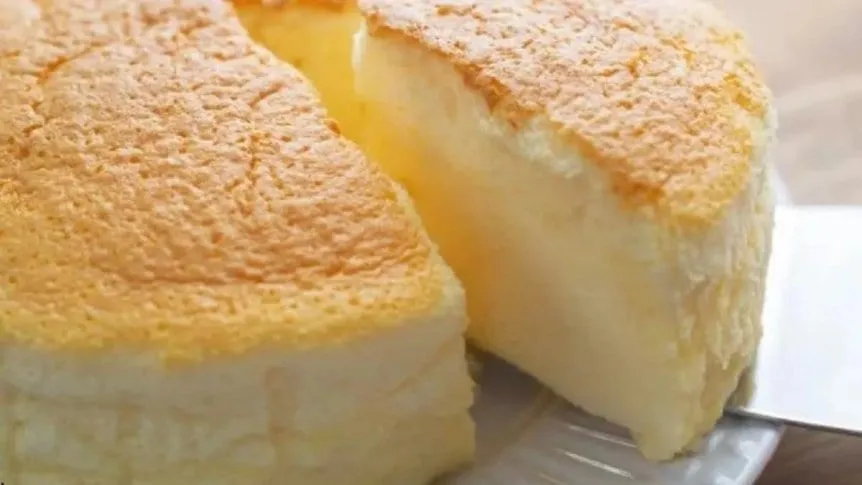 Recept na přípravu lahodného citronového obláčkového koláče bez mouky a cukru.