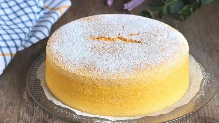 Recept na přípravu lahodného citronového obláčkového koláče bez mouky a cukru.