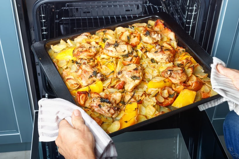 Jednoduchá, ale chutná nedělní večeře. Hlavní ingredience – kuřecí stehna.