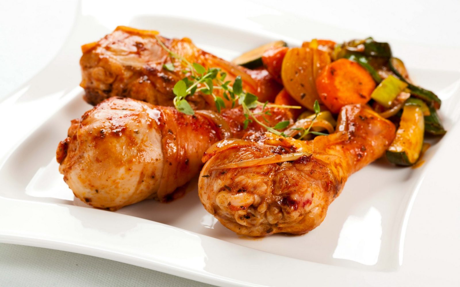 Jednoduchá, ale chutná nedělní večeře. Hlavní ingredience – kuřecí stehna.