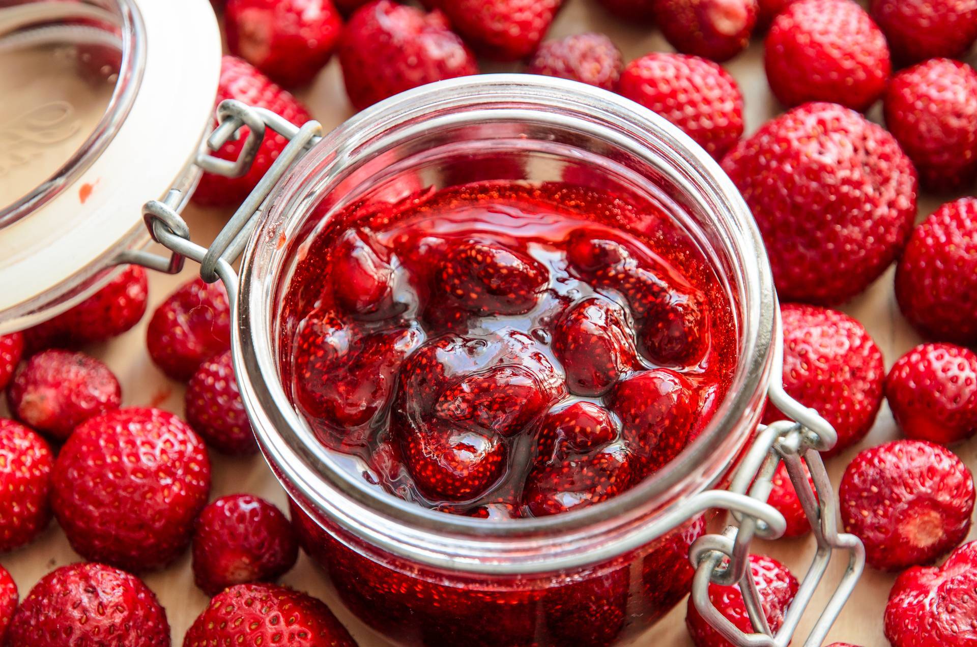 Moje babička vaří jahodové marmelády podle tohoto receptu už mnoho let. Aby chuť ještě více umocnila, přidává jednu ingredienci.