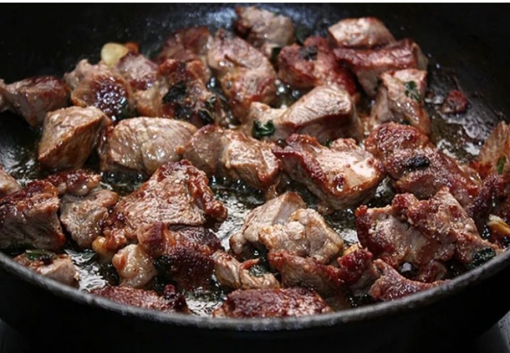 Ani chimichurri, ani sádlo: tajemství, jak dodat pečenému masu více chuti