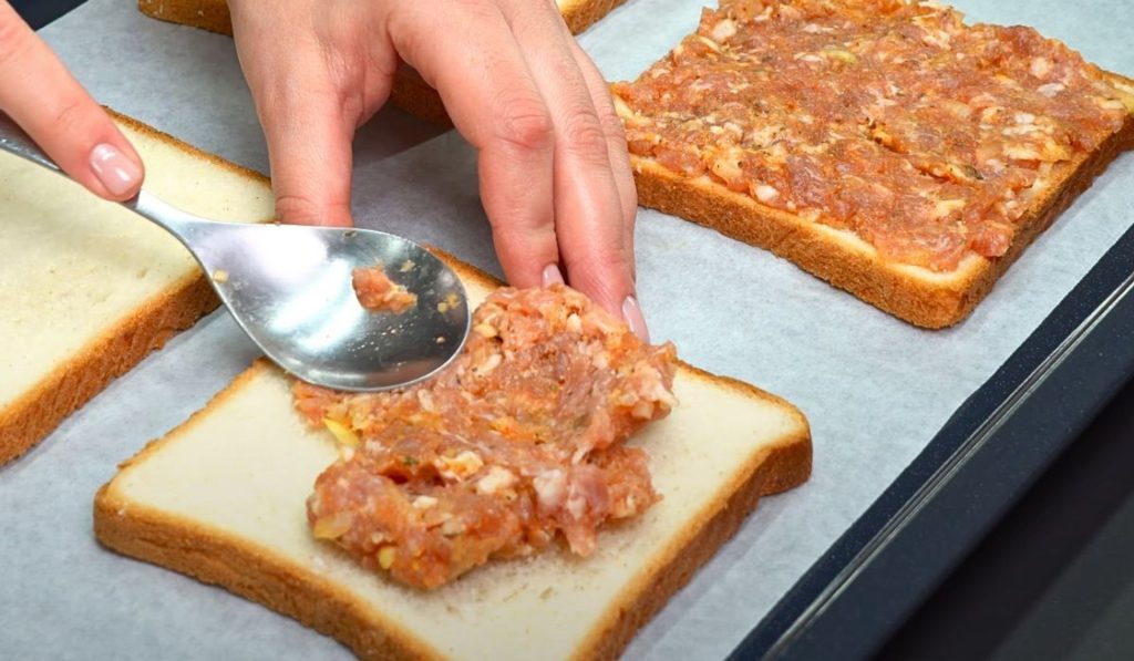 Vezměte mleté maso a natřete ho na plátky chleba. Tento recept je geniální