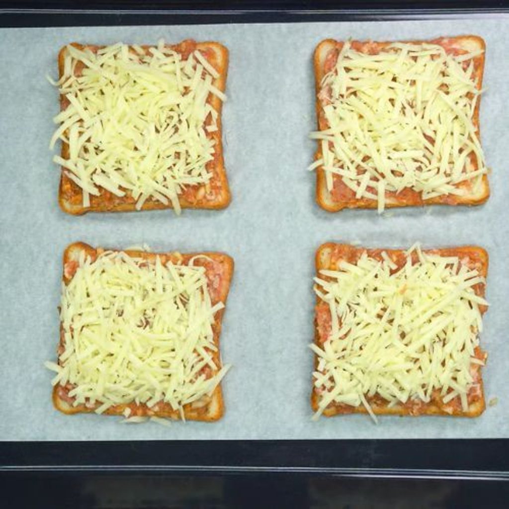Vezměte mleté maso a natřete ho na plátky chleba. Tento recept je geniální