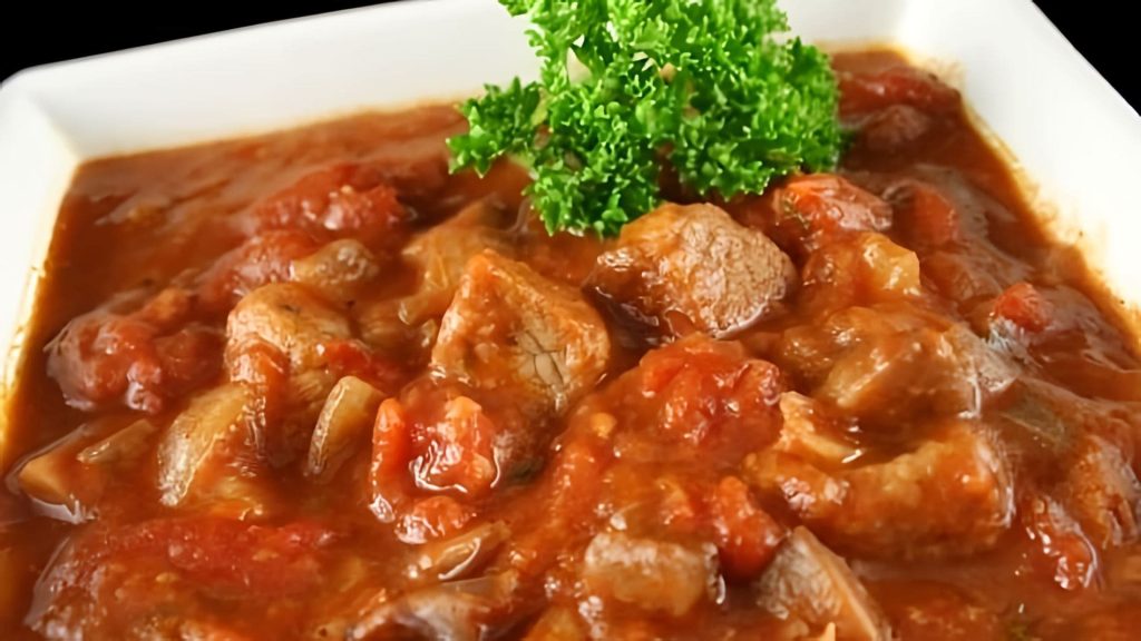 Vepřový guláš se slanými okurkami: ideální oběd