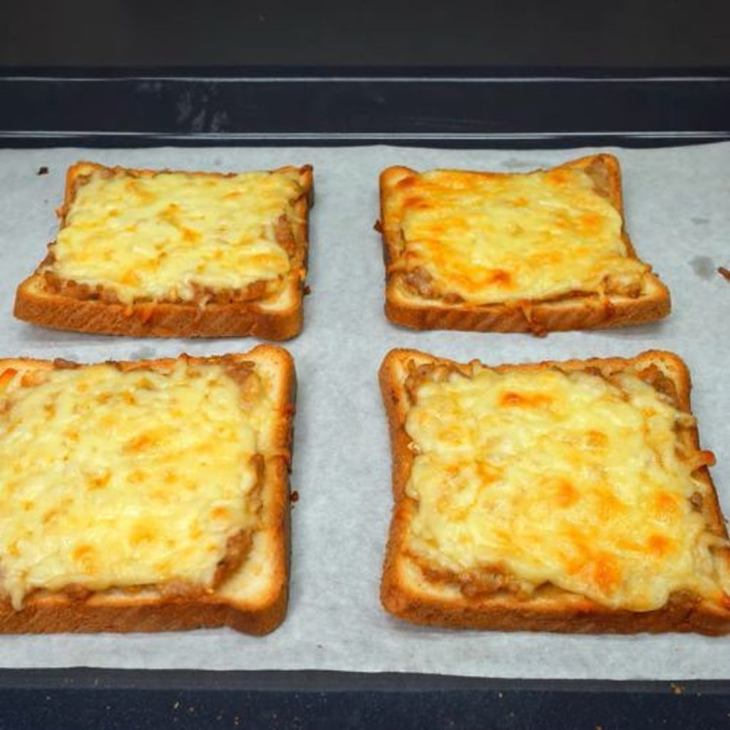 Vezměte mleté maso a natřete ho na plátky chleba. Tento recept je geniální