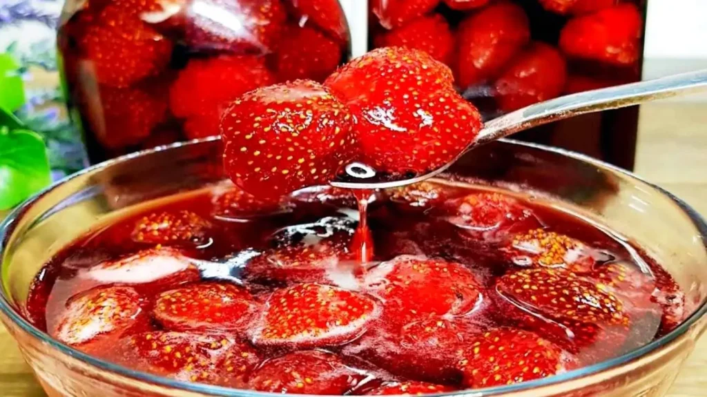 Moje babička vaří jahodové marmelády podle tohoto receptu už mnoho let. Aby chuť ještě více umocnila, přidává jednu ingredienci.