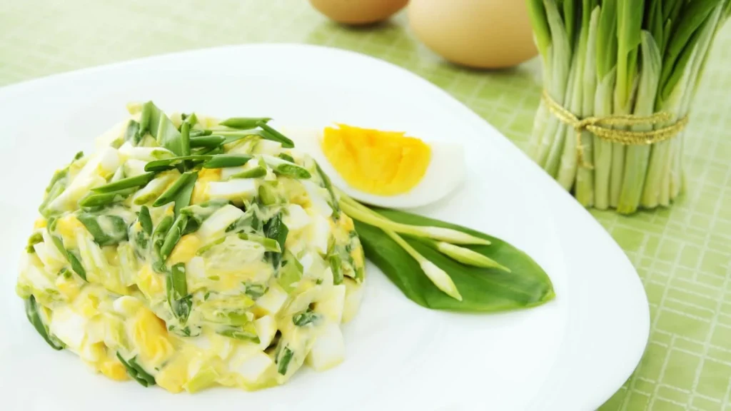 Lehký, křupavý, s výjimečně aromatickou omáčkou. Stále na tento salát myslím.