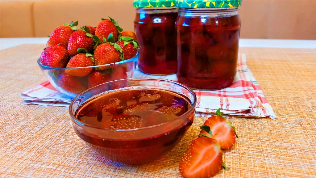 Moje babička vaří jahodové marmelády podle tohoto receptu už mnoho let. Aby chuť ještě více umocnila, přidává jednu ingredienci.