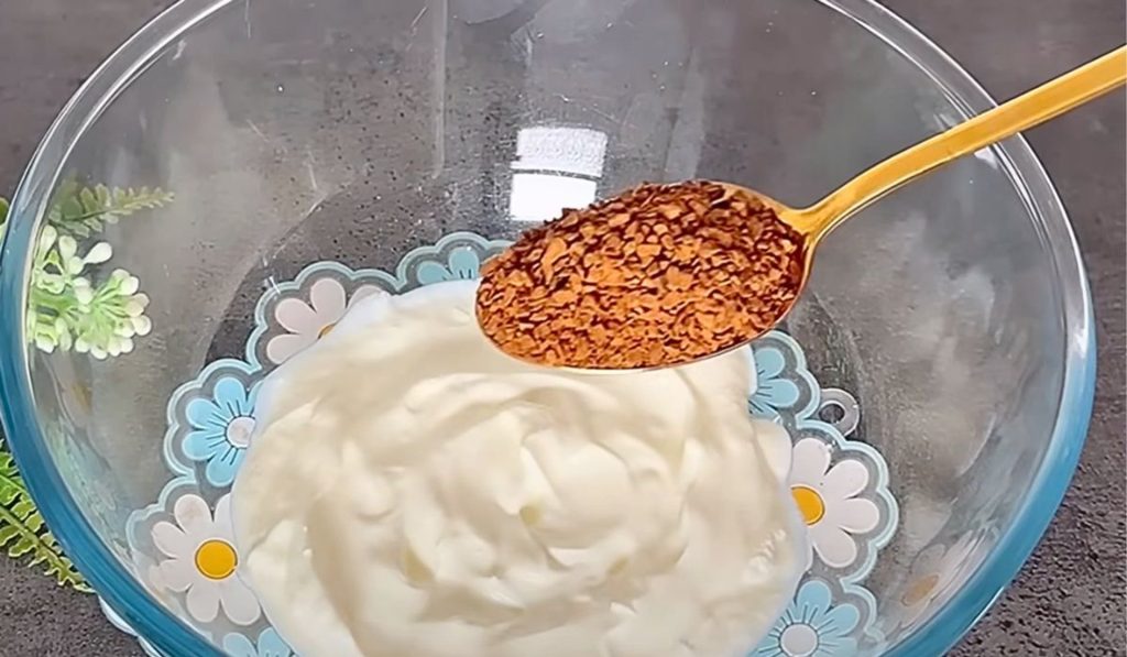 Vezměte jogurt a přidejte 1 čajovou lžičku kávy. Tento recept si zaslouží medaili
