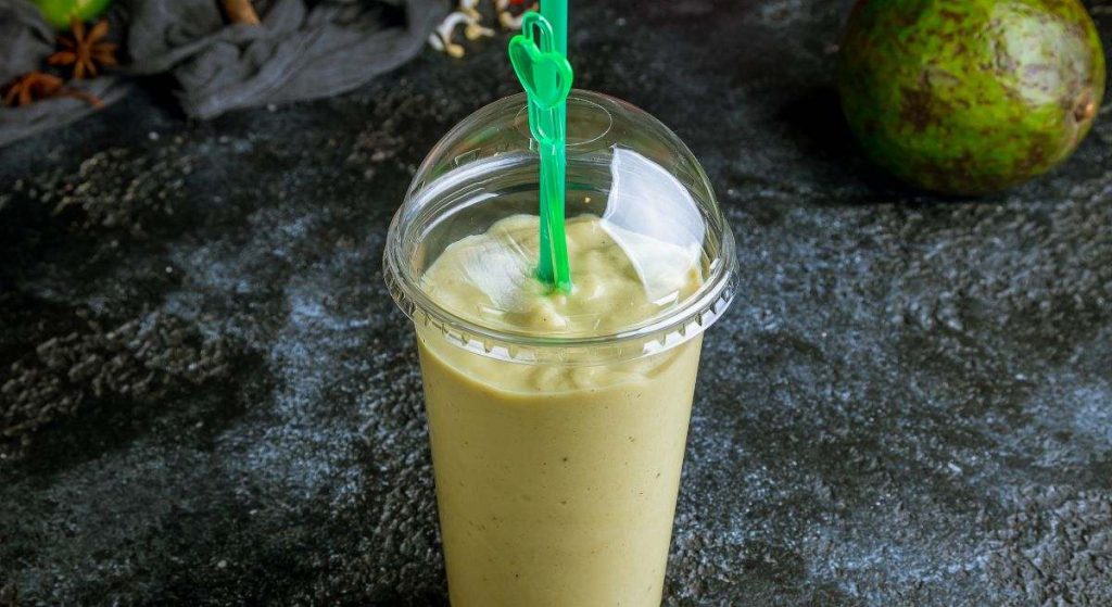 Ideální letní smoothie z ovesných vloček, mandlí a skořice, bohaté na kolagen: doporučeno pro osoby starší 60 let.