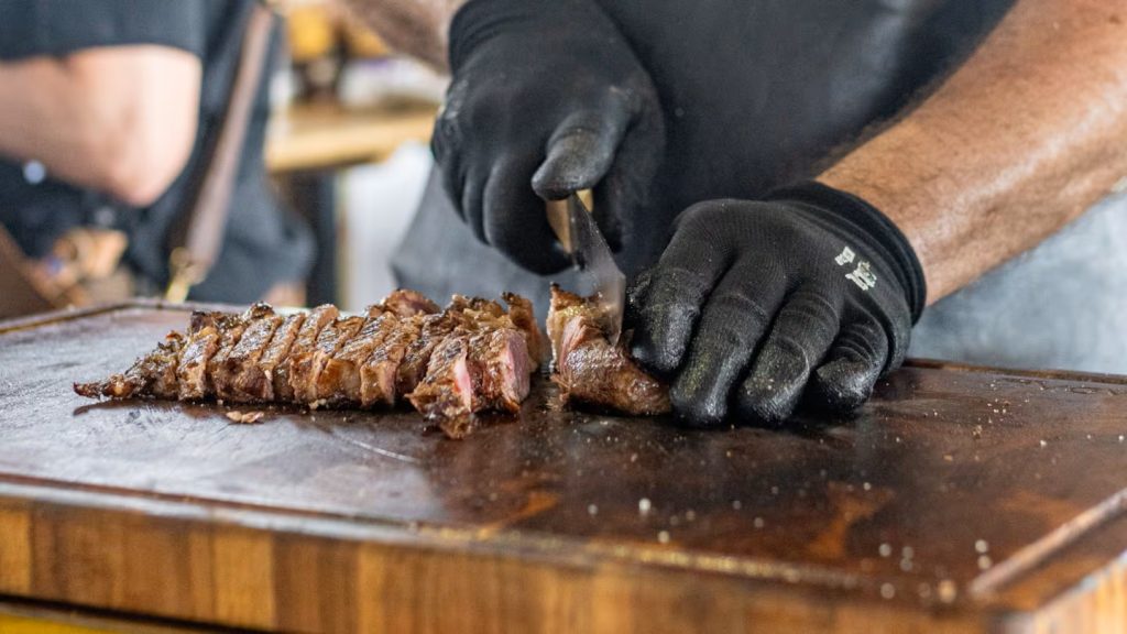 Ani chimichurri, ani sádlo: tajemství, jak dodat pečenému masu více chuti