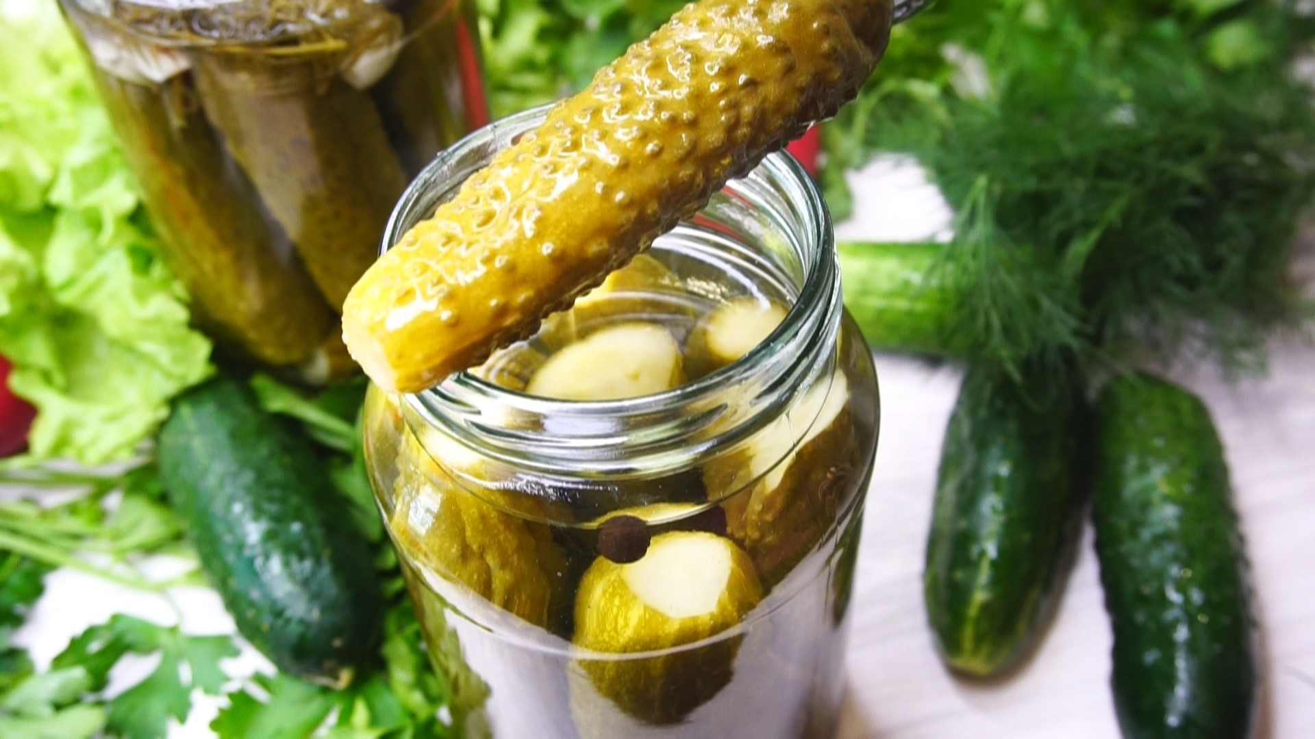 Recept na nakládané okurky. Přidáme místo křenu. Budou pevné a křupavé, jako z babiččiny spíže.