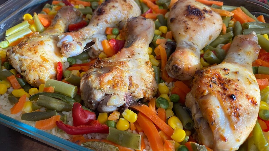 Jednoduchá, ale chutná nedělní večeře. Hlavní ingredience – kuřecí stehna.