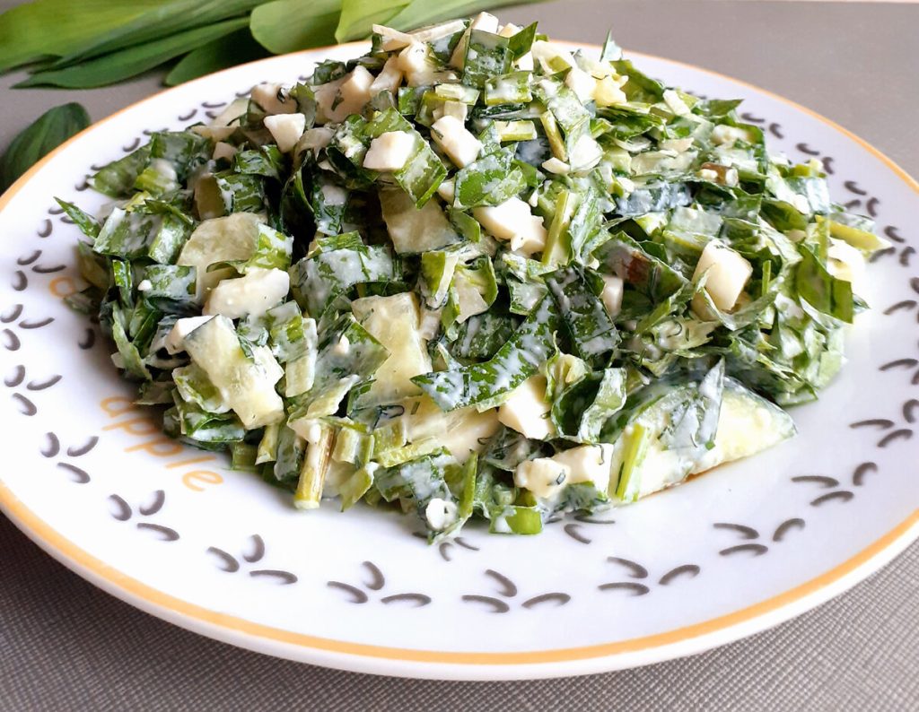Lehký, křupavý, s výjimečně aromatickou omáčkou. Stále na tento salát myslím.