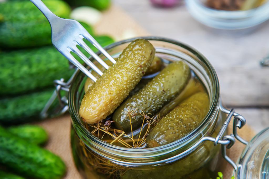 Recept na nakládané okurky. Přidáme místo křenu. Budou pevné a křupavé, jako z babiččiny spíže.